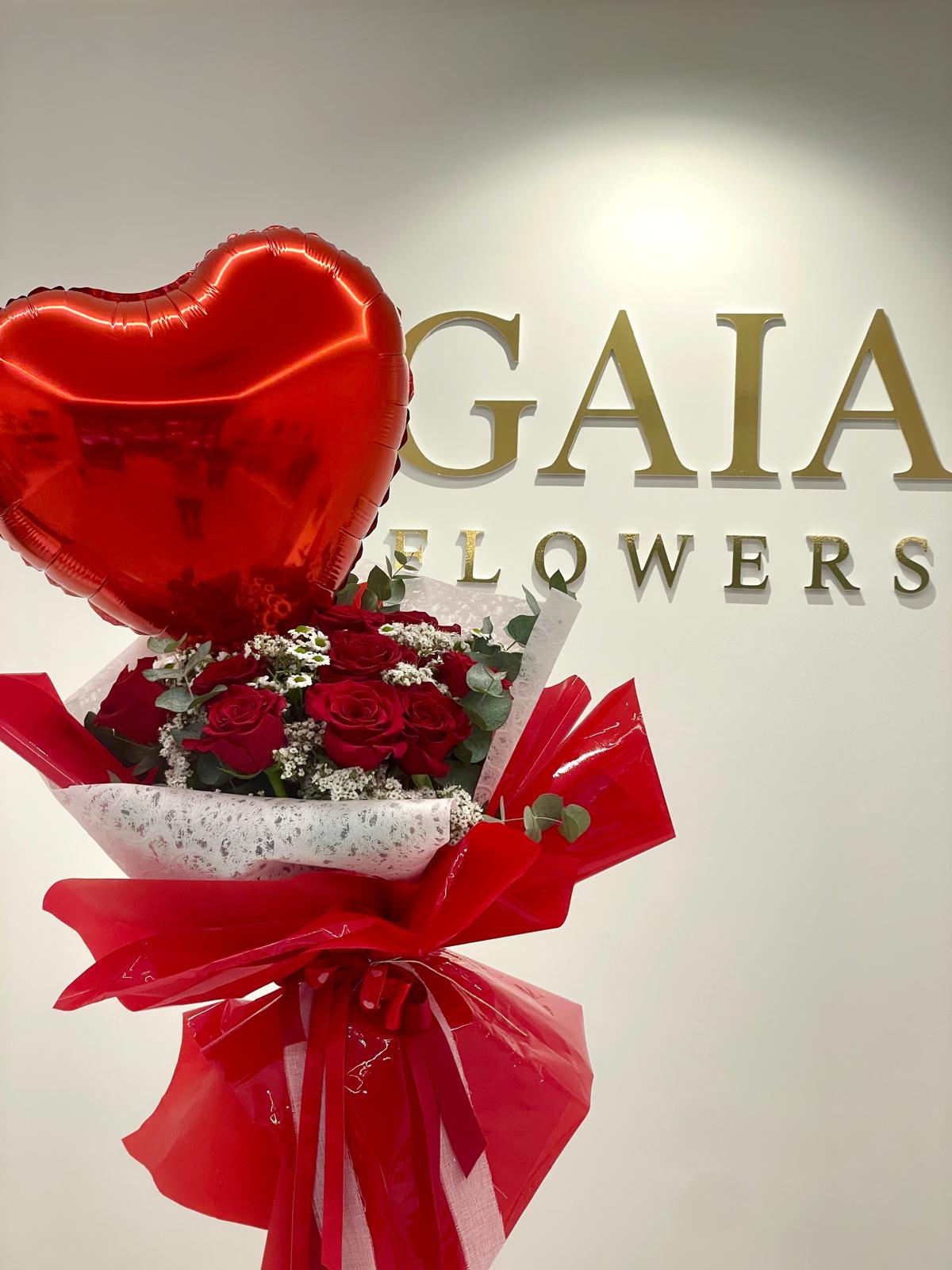 Bouquet "Messaggio d'Amore" con Palloncino a Cuore e Incarto Luxury